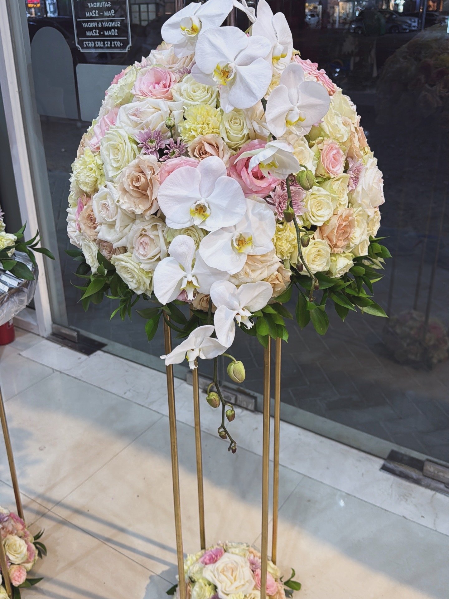 B13CBCAF-4757-4A0E-83FD-87A93018FAD7 (1) Stand flowers - Image 1